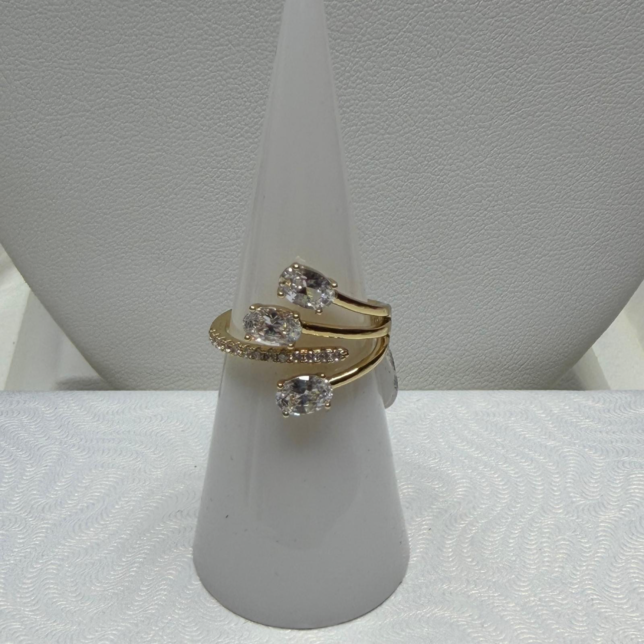 Anillo Ajustable de Tres Zirconias