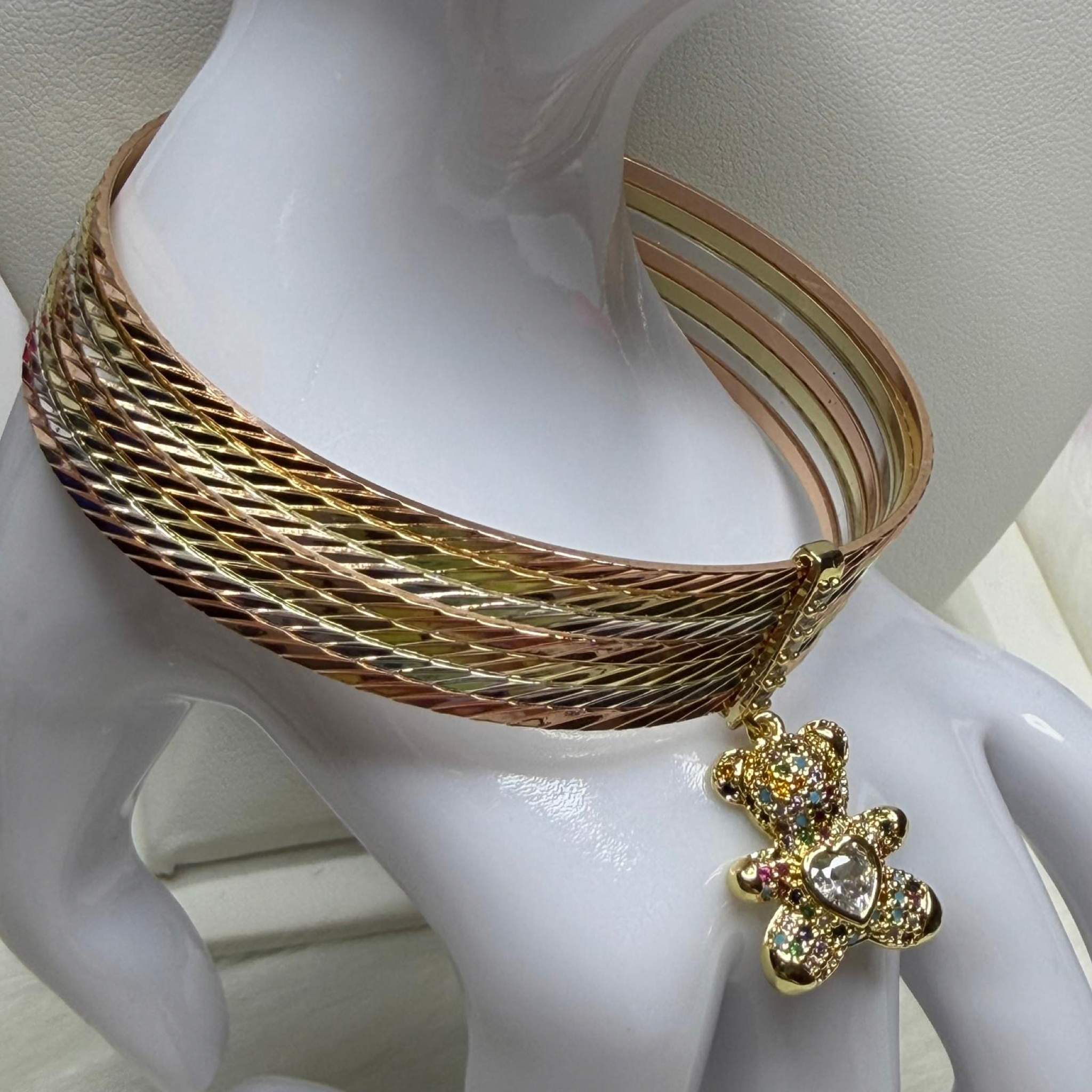 Set de 6 Brazaletes Tricolor con Dije de Osito