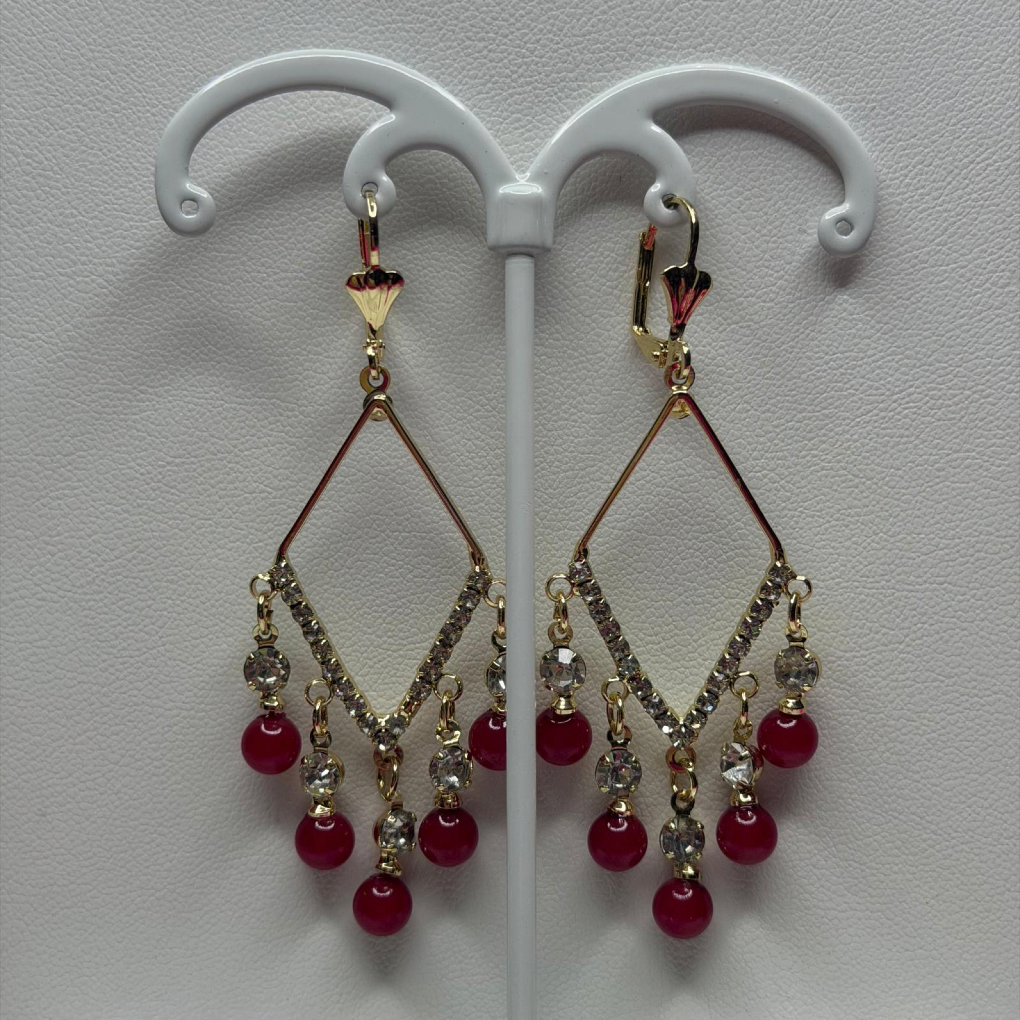 Aretes Colgantes Geométricos con Zirconias y Perlas Rojas