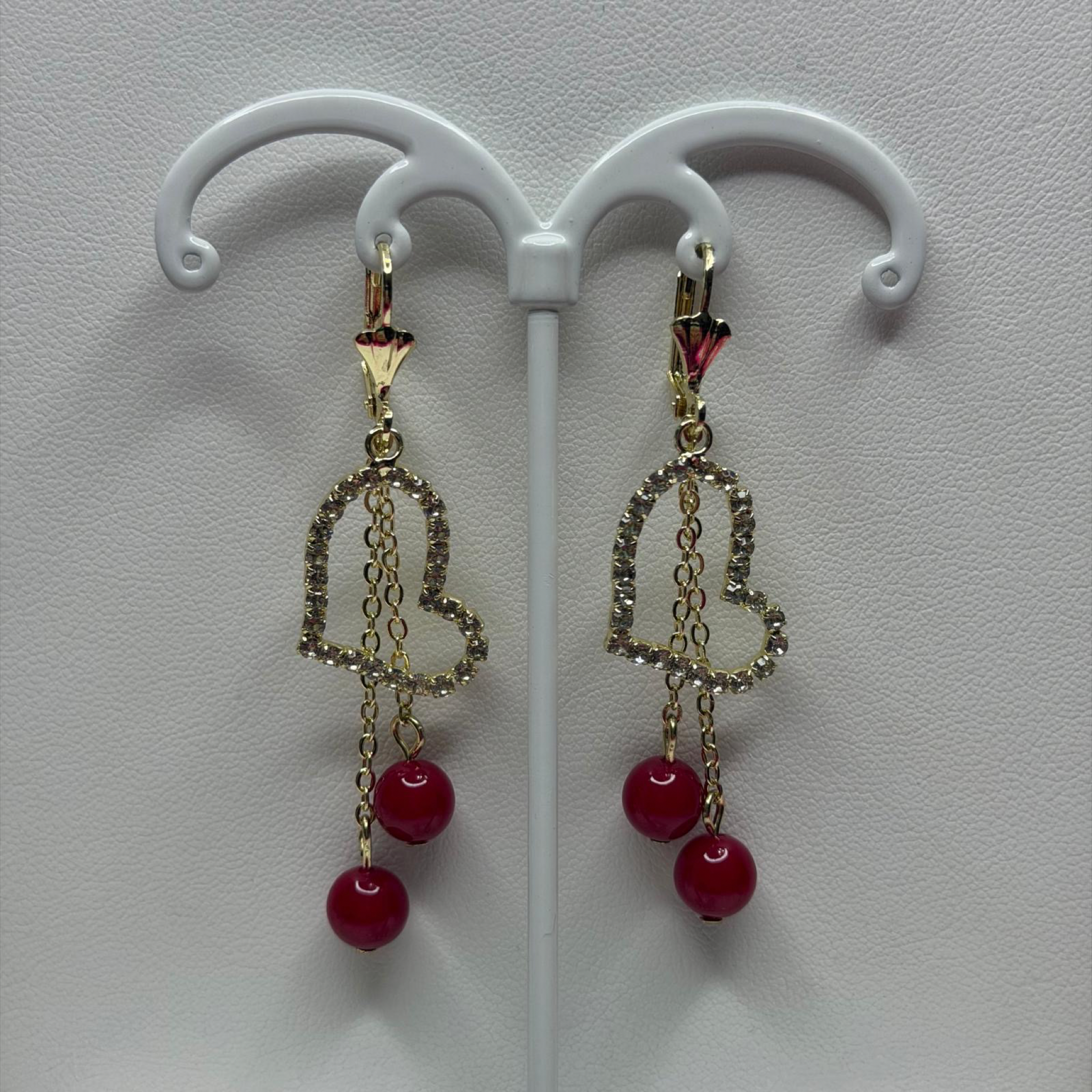 Aretes Colgantes Corazón con Zirconias y Perlas Rojas
