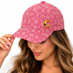 Gorra Rosada con Estampado de Monograma y Detalle Dorado