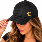 Gorra Negra con Estampado de Monograma y Detalle Dorado ✨