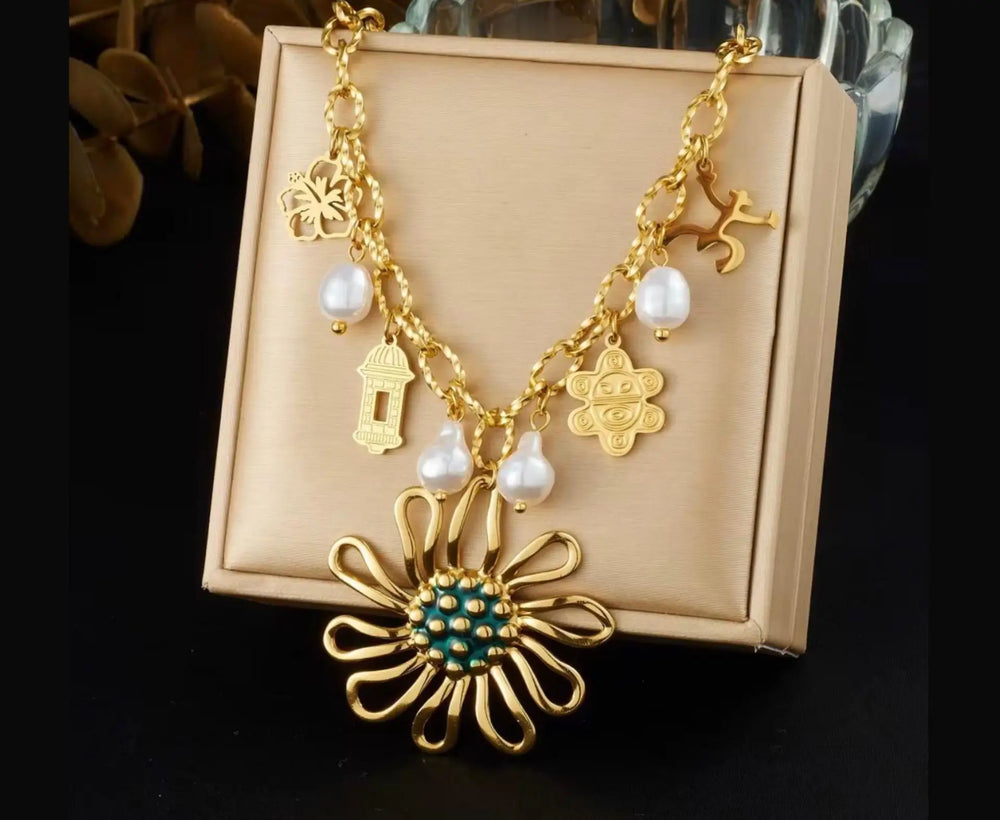 Collar de Flor con Colgantes de Perla