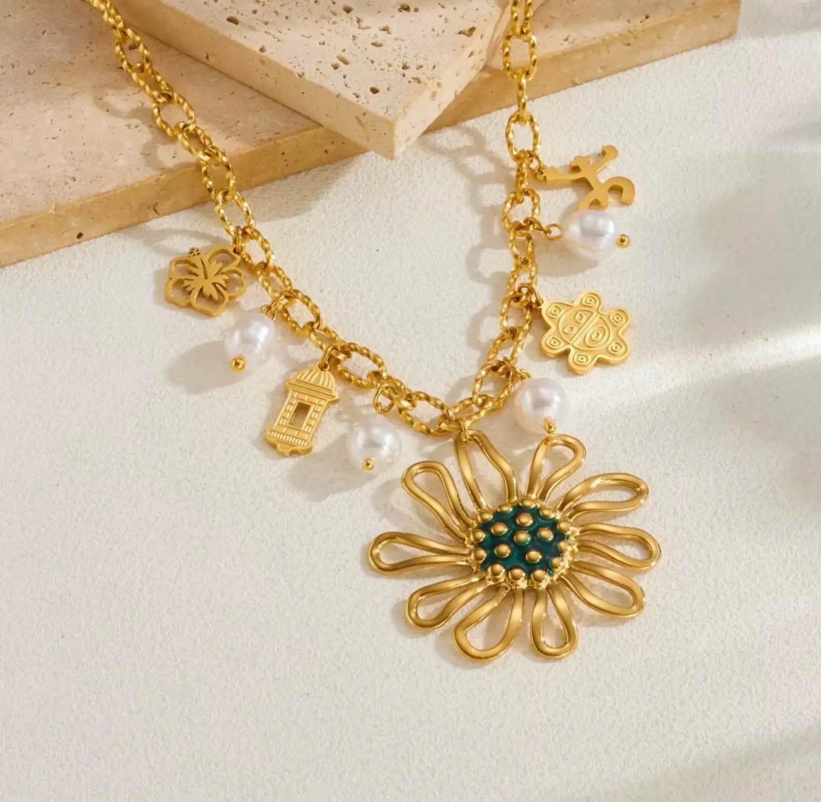 Collar de Flor con Colgantes de Perla