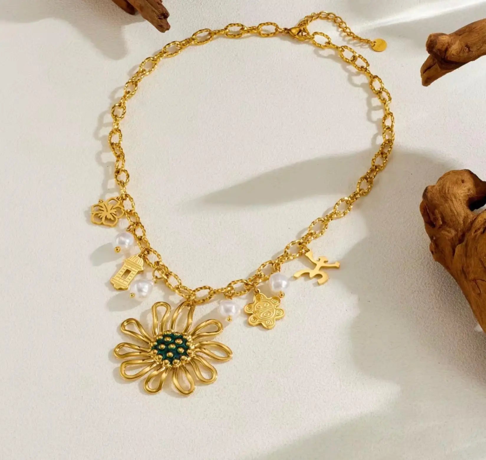 Collar de Flor con Colgantes de Perla