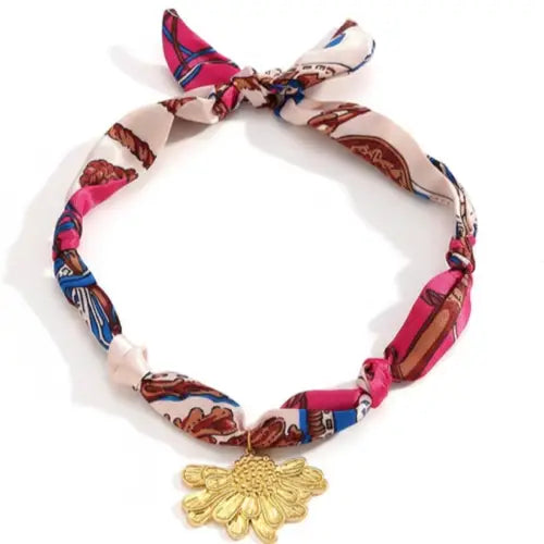Collar de Seda con Diseño Floral