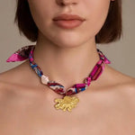 Collar de Seda con Diseño Floral