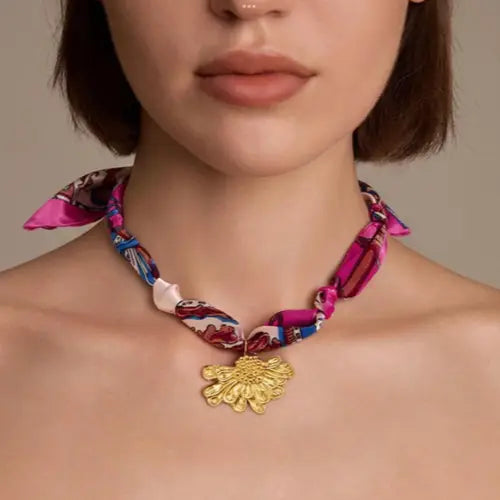 Collar de Seda con Diseño Floral