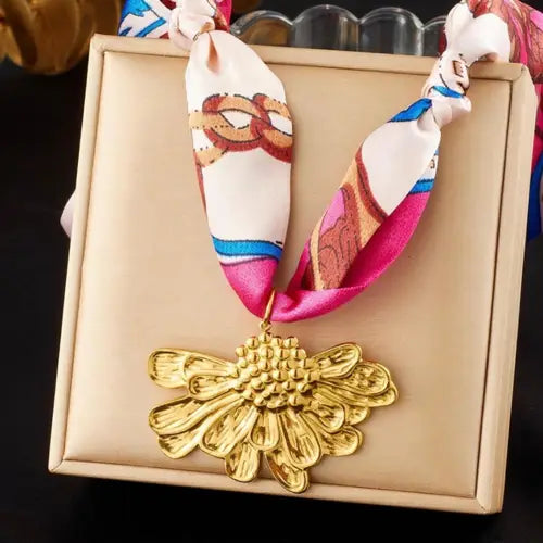 Collar de Seda con Diseño Floral