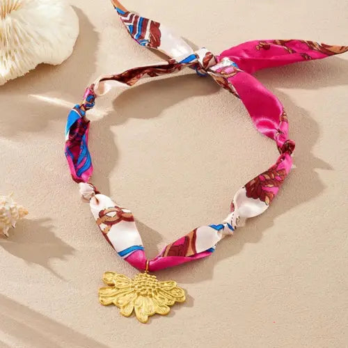 Collar de Seda con Diseño Floral